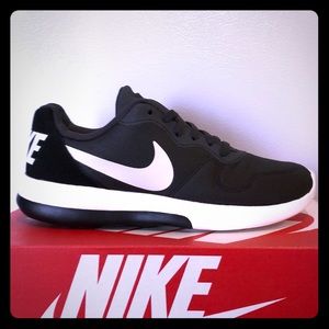 BRAND NEW Nike MD Runner 2 LW!!!
